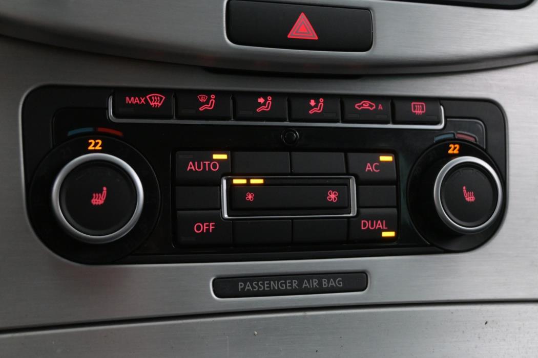 VOLKSWAGEN Passat 2012