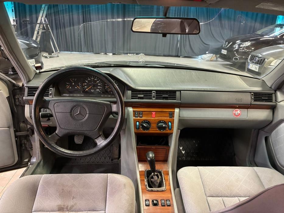 MERCEDES-BENZ E 1995