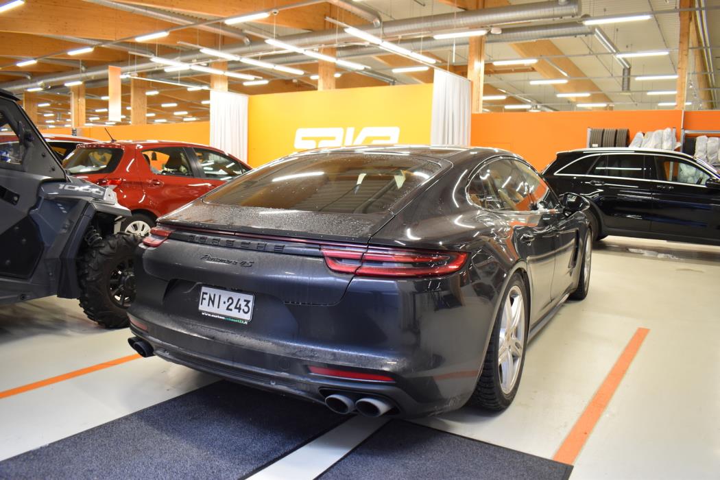 PORSCHE Panamera 2018