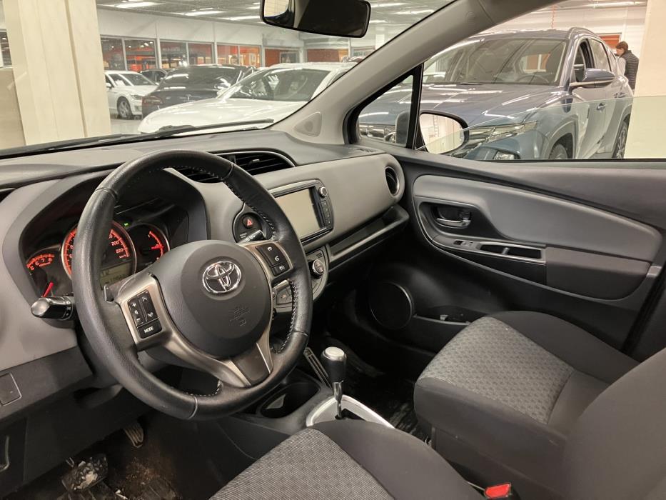 TOYOTA Yaris 2015