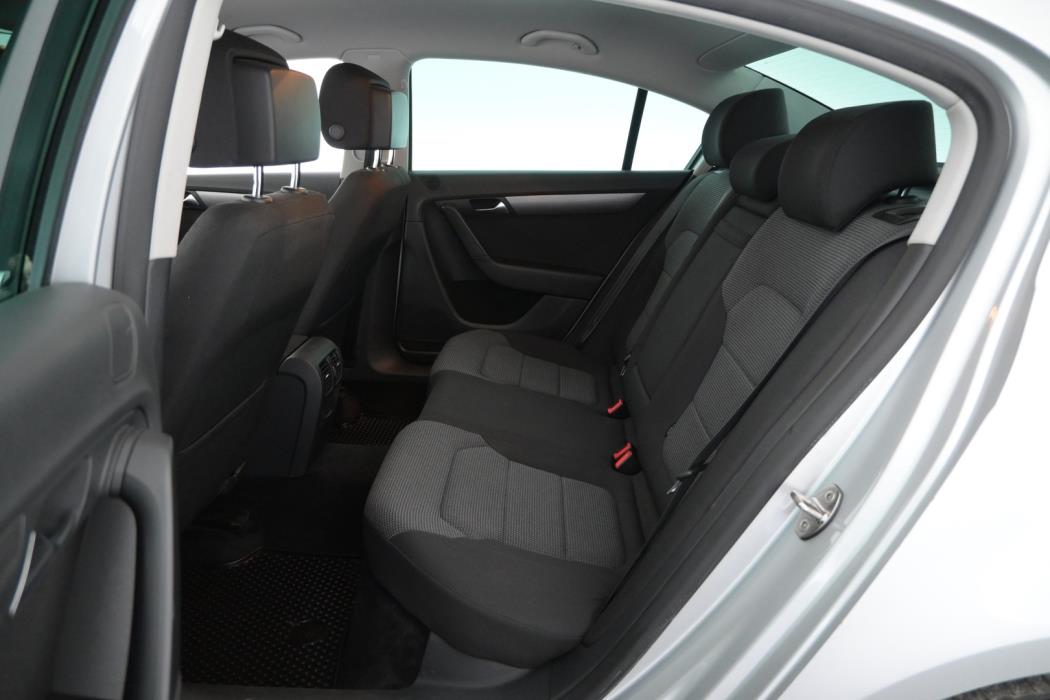 VOLKSWAGEN Passat 2011