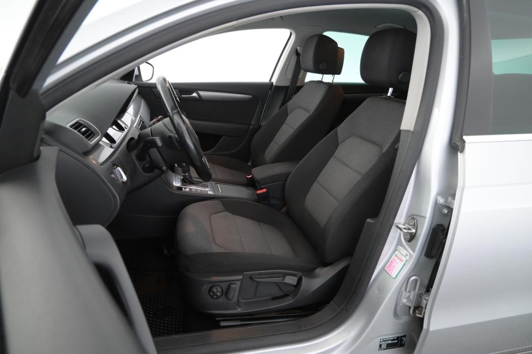 VOLKSWAGEN Passat 2011
