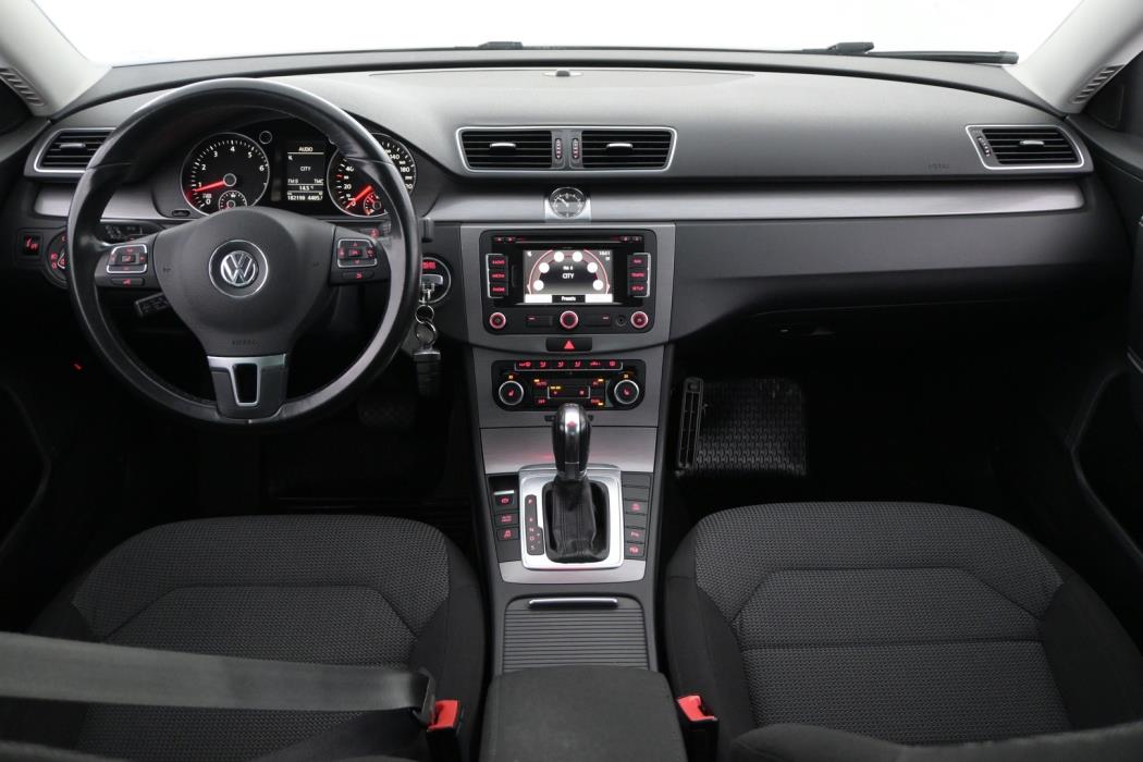 VOLKSWAGEN Passat 2011
