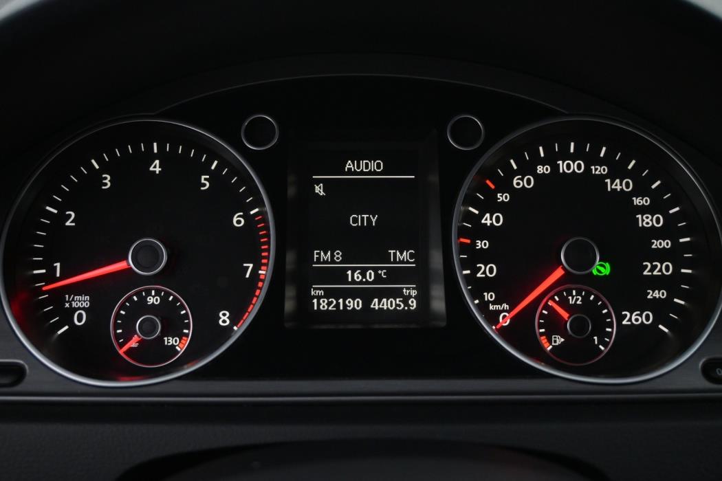 VOLKSWAGEN Passat 2011