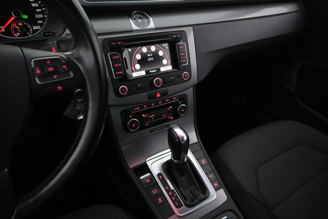 VOLKSWAGEN Passat 2011