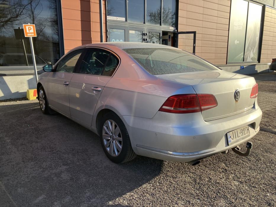 VOLKSWAGEN Passat 2011