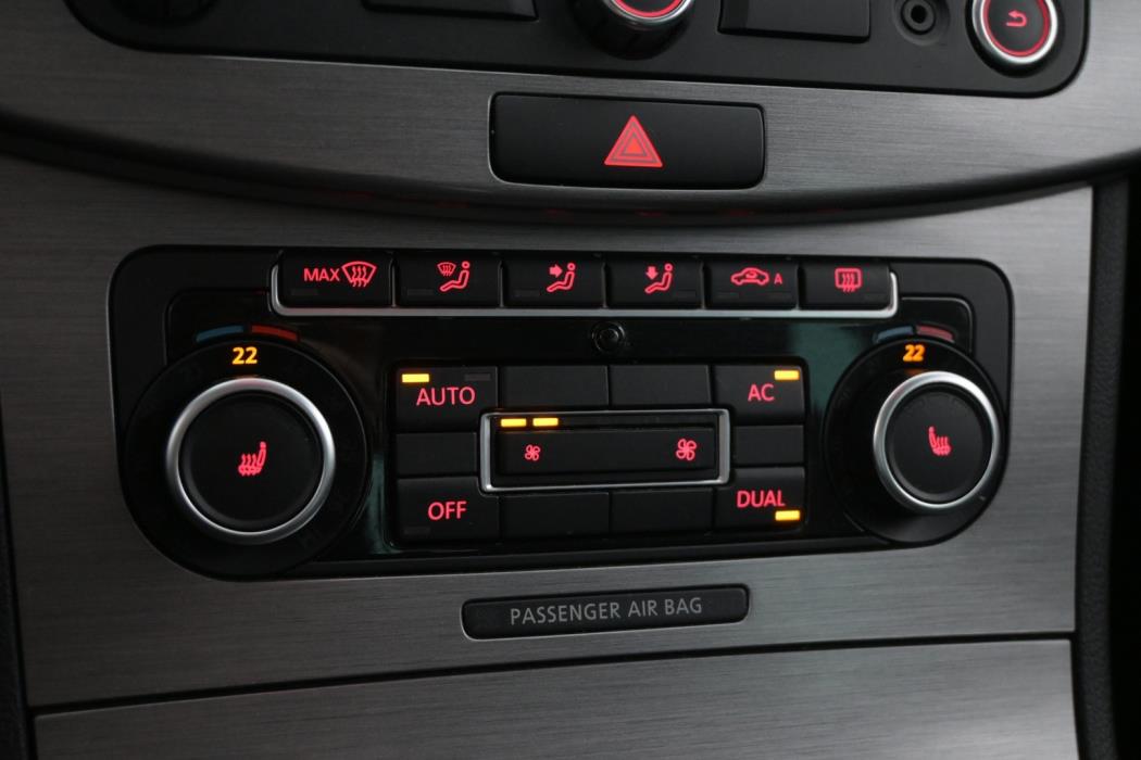 VOLKSWAGEN Passat 2011