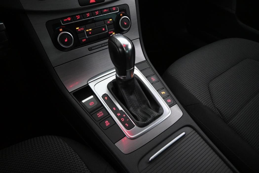 VOLKSWAGEN Passat 2011