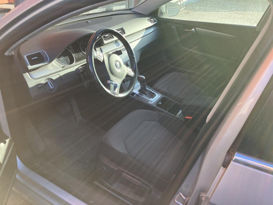 VOLKSWAGEN Passat 2011