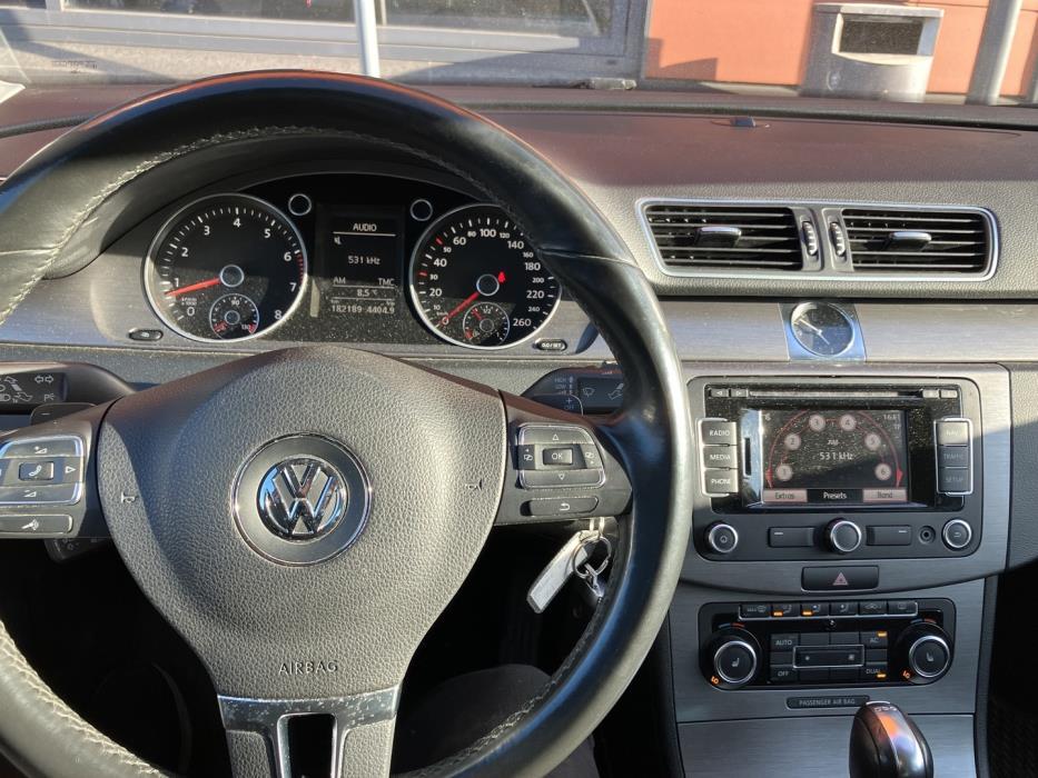 VOLKSWAGEN Passat 2011