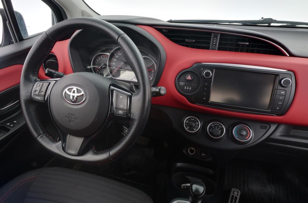 TOYOTA Yaris 2015