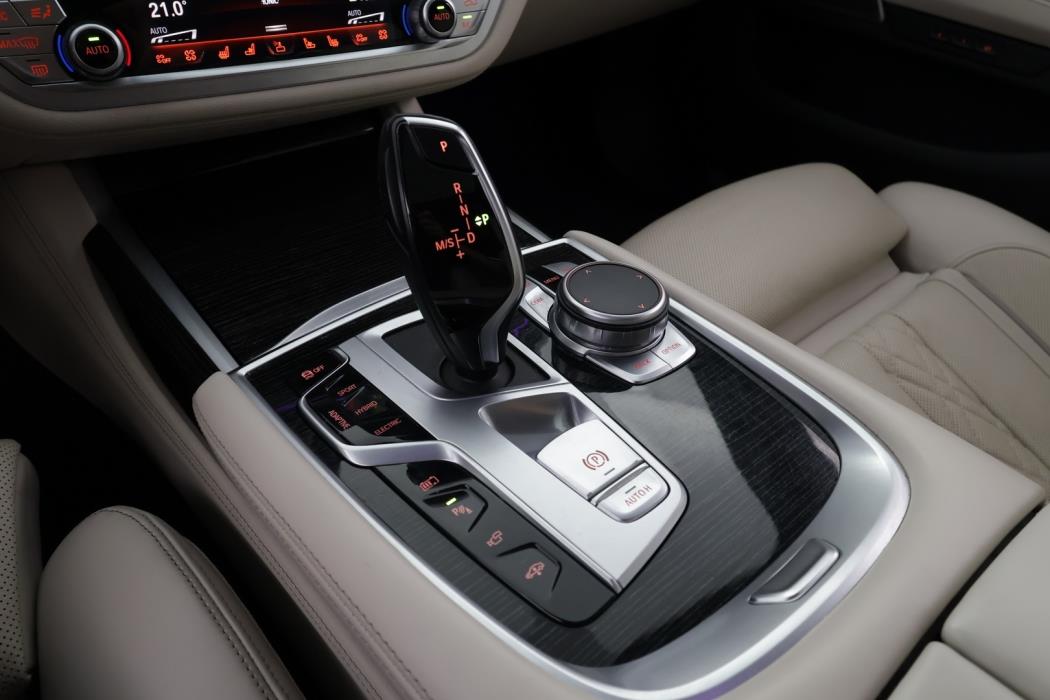 BMW 745 2021