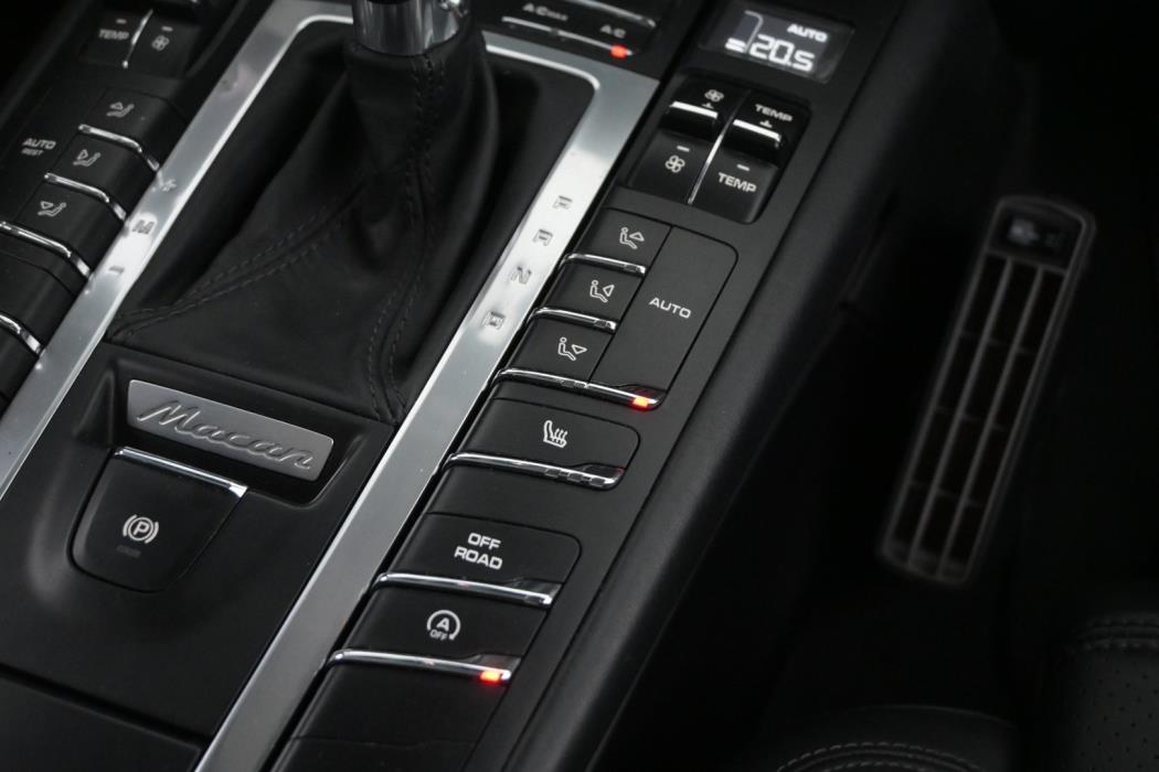PORSCHE Macan 2015
