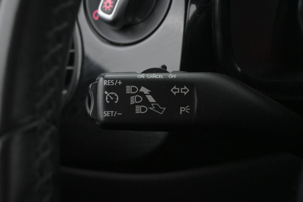 VOLKSWAGEN Beetle 2012