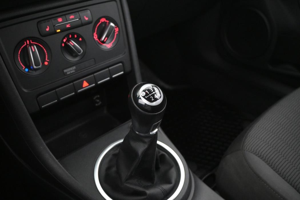 VOLKSWAGEN Beetle 2012