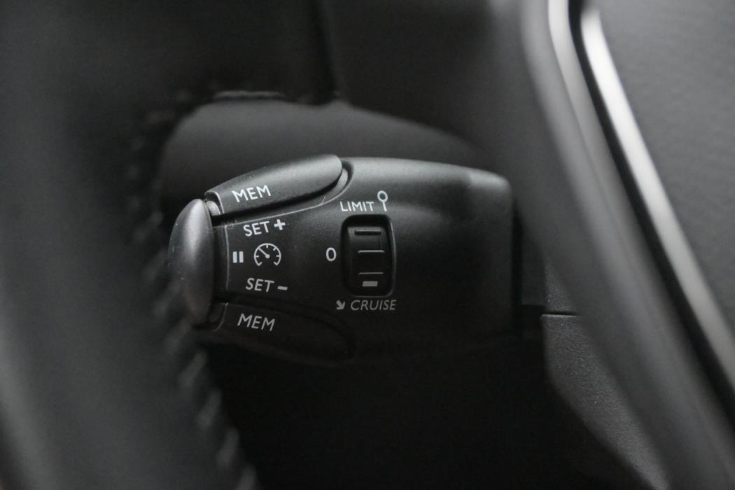 PEUGEOT 208 2021