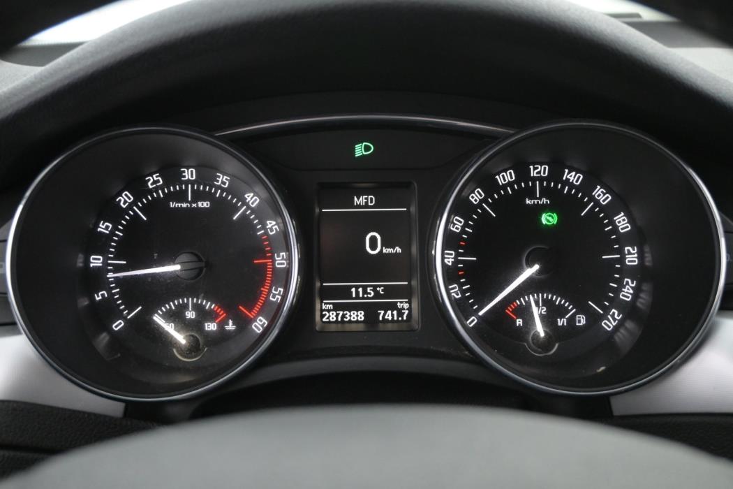 SKODA Superb 2011