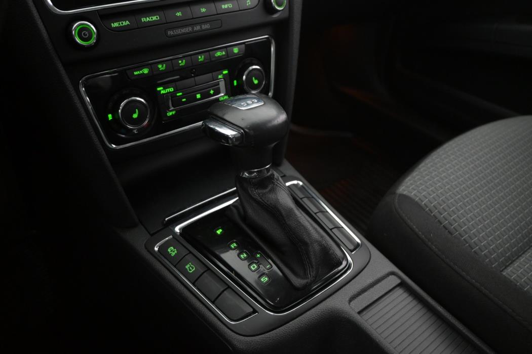 SKODA Superb 2011