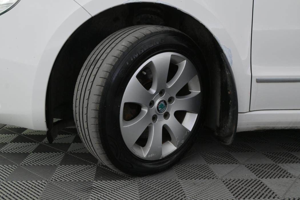 SKODA Superb 2011