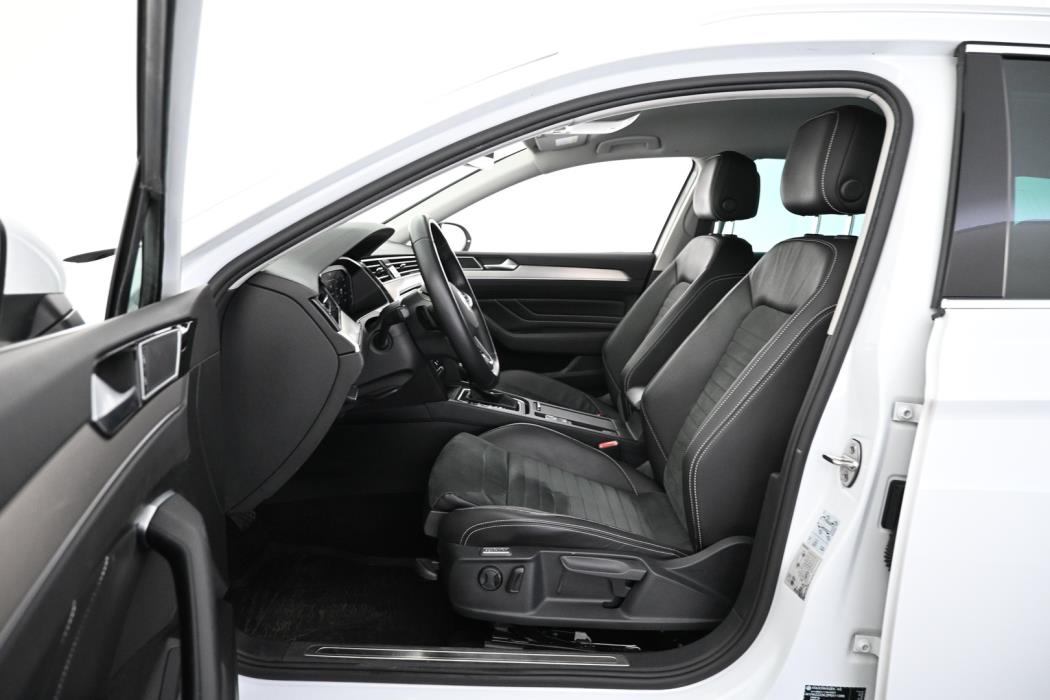 VOLKSWAGEN Passat 2023