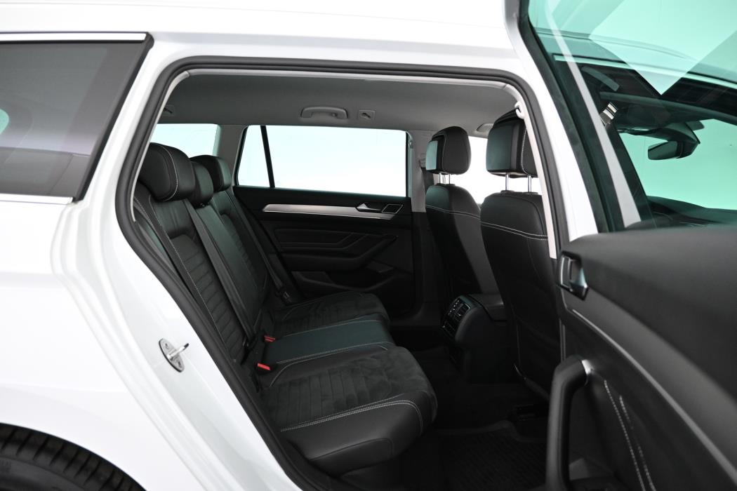 VOLKSWAGEN Passat 2023