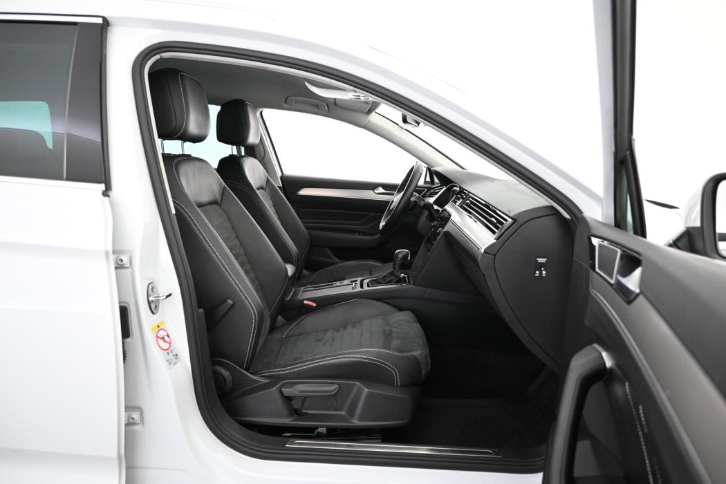 VOLKSWAGEN Passat 2023