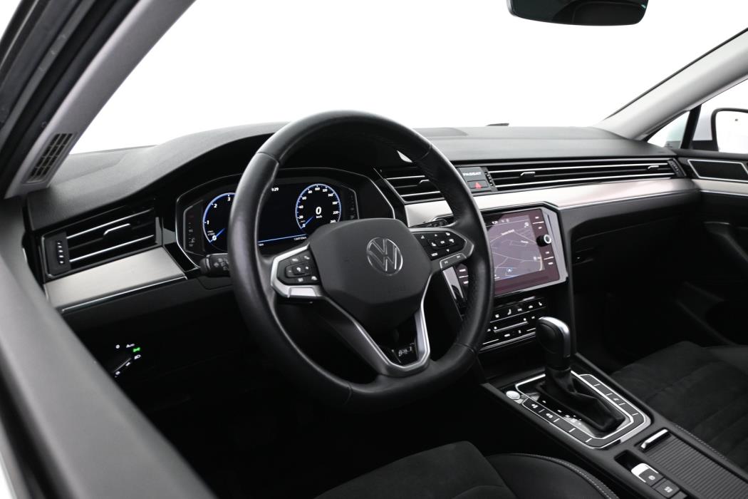 VOLKSWAGEN Passat 2023