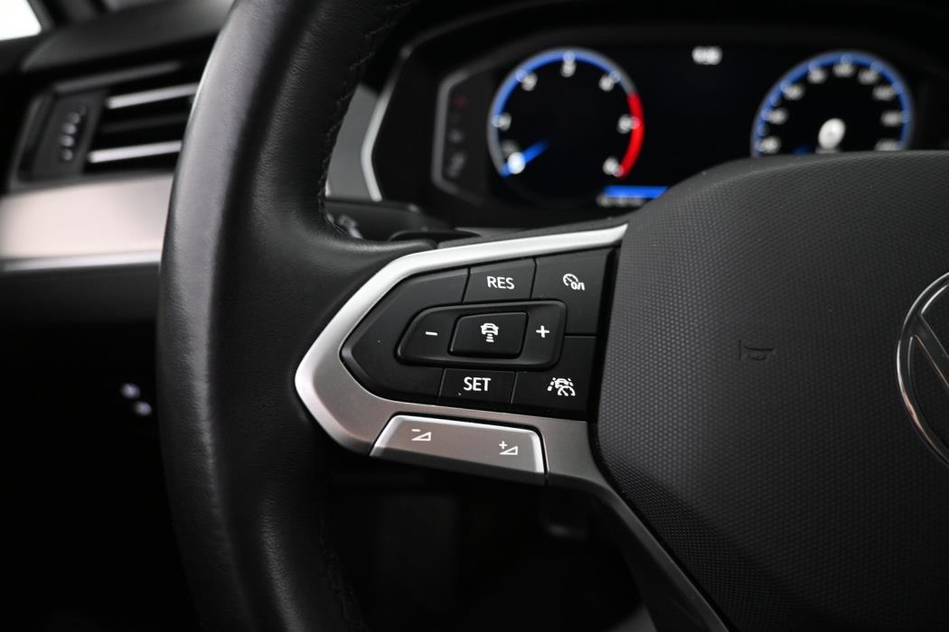 VOLKSWAGEN Passat 2023