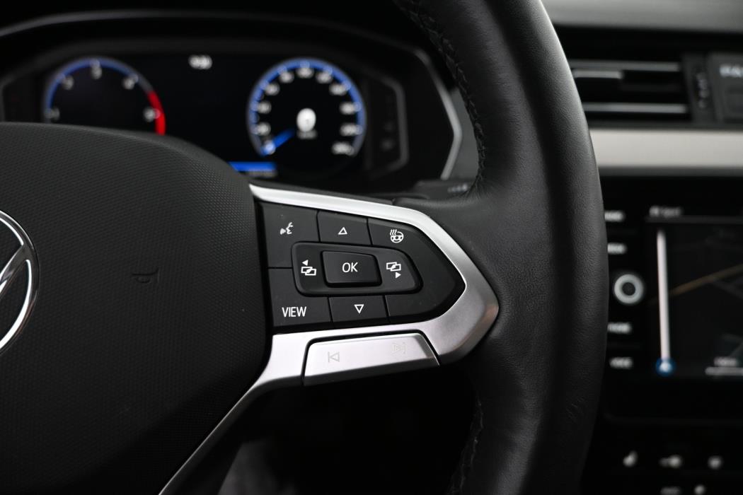 VOLKSWAGEN Passat 2023