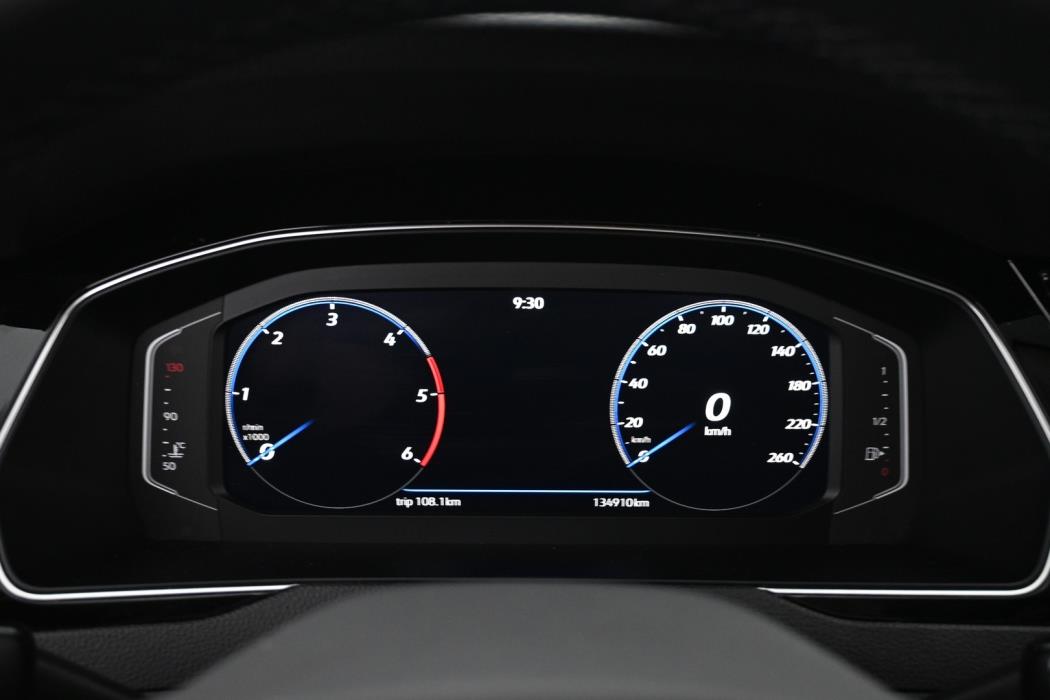 VOLKSWAGEN Passat 2023