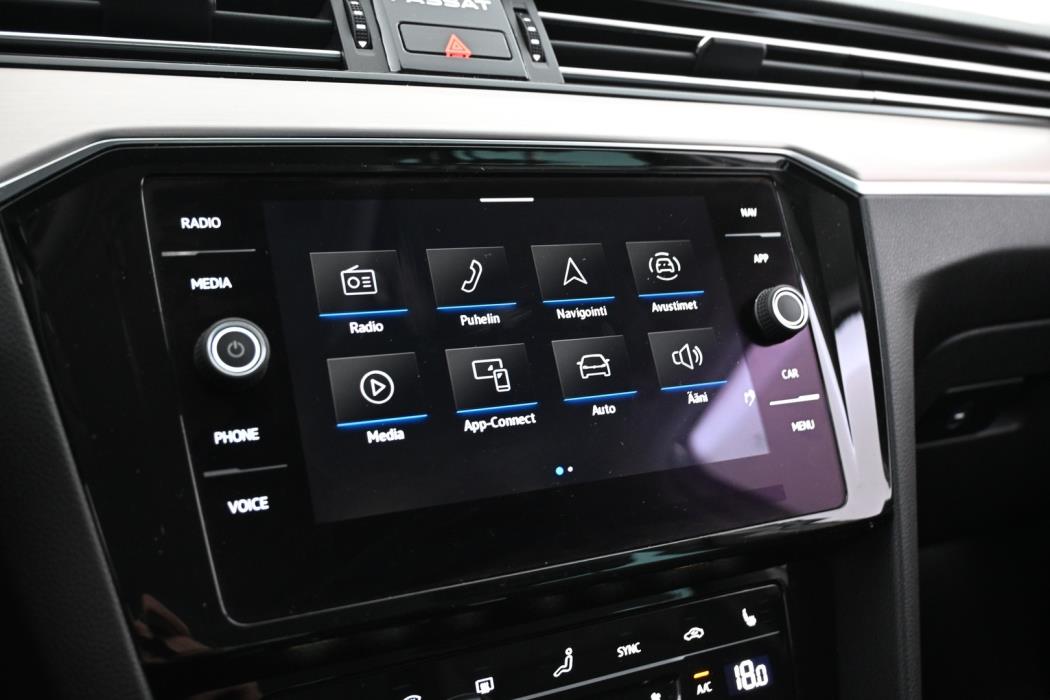 VOLKSWAGEN Passat 2023