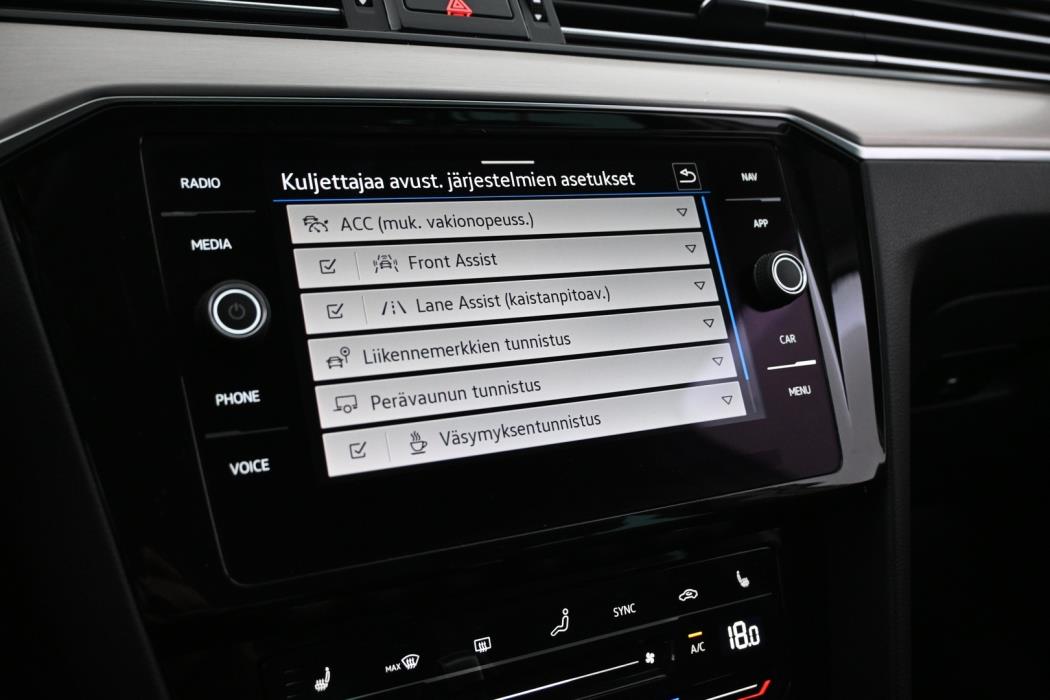 VOLKSWAGEN Passat 2023