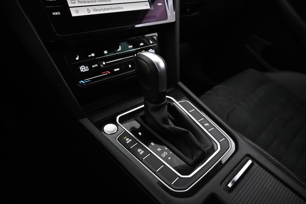 VOLKSWAGEN Passat 2023