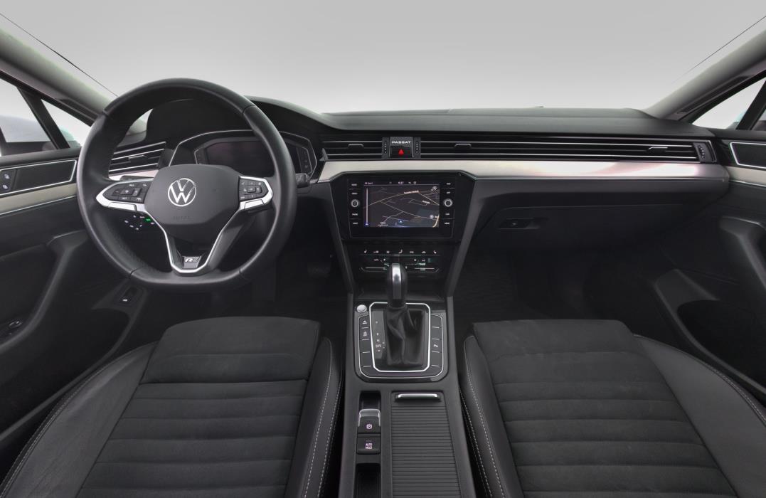 VOLKSWAGEN Passat 2023