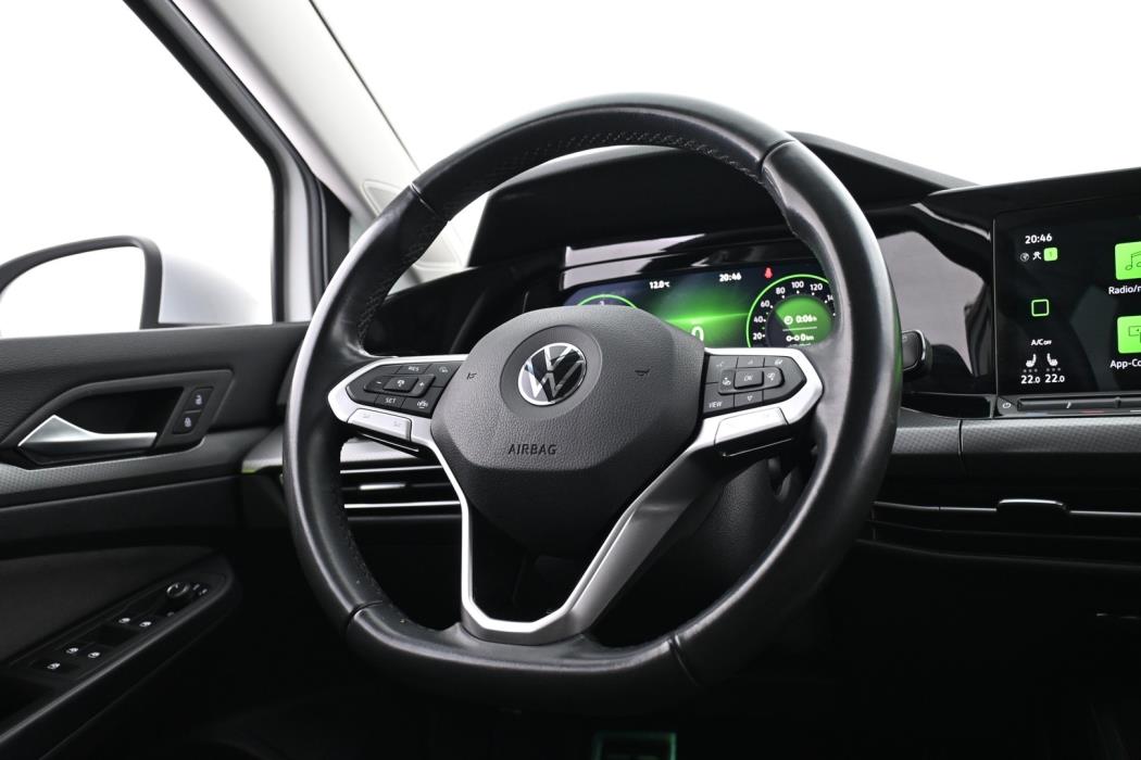 VOLKSWAGEN Golf 2023
