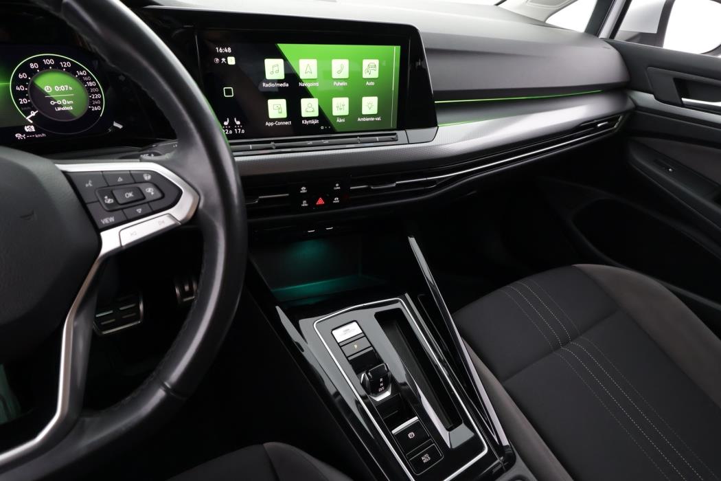 VOLKSWAGEN Golf 2023