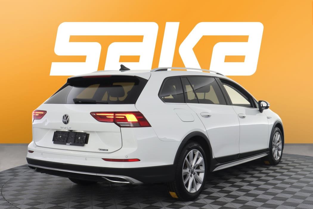 VOLKSWAGEN Golf 2023