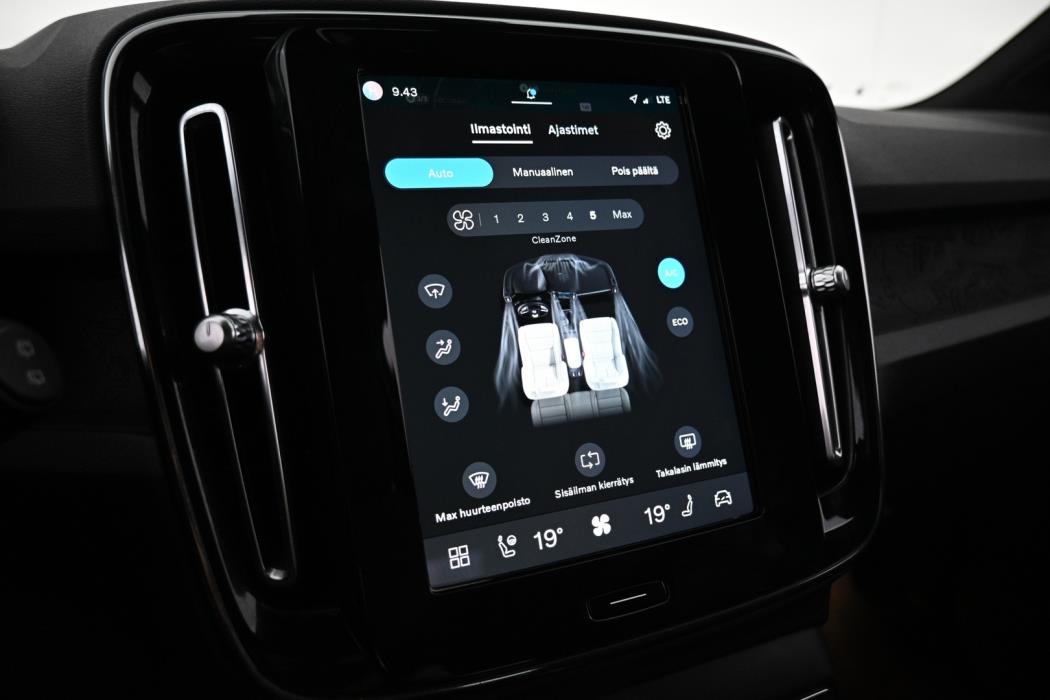 VOLVO XC40 2023