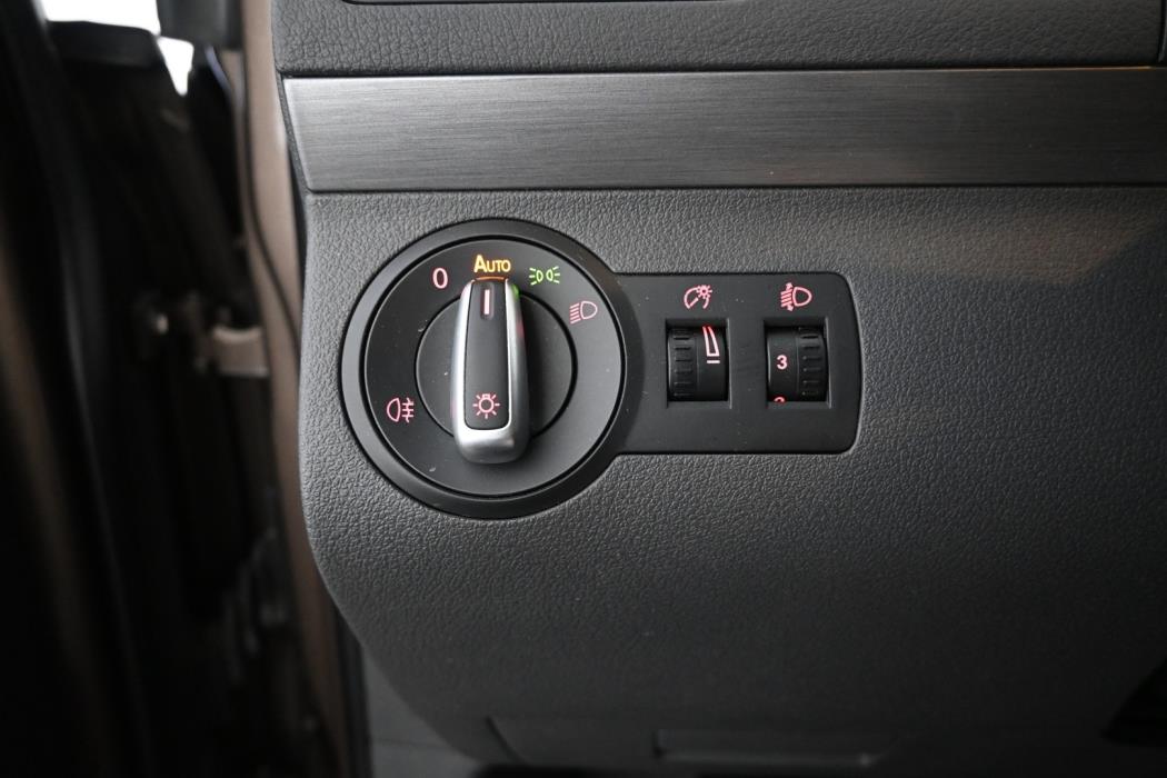 VOLKSWAGEN Touran 2013
