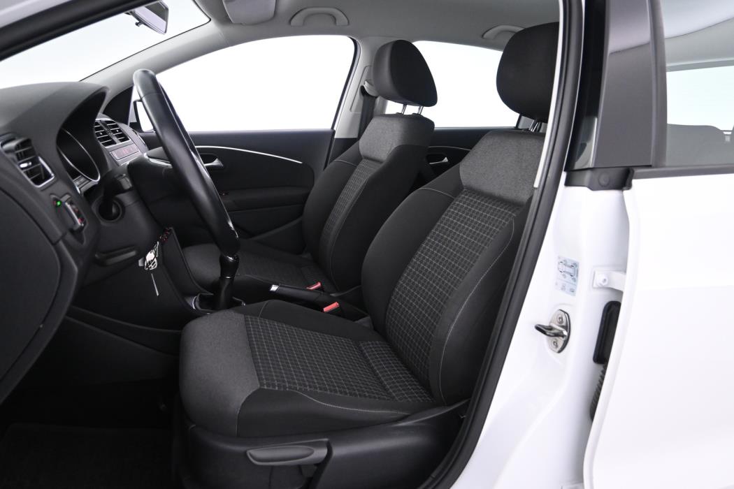 VOLKSWAGEN Polo 2015