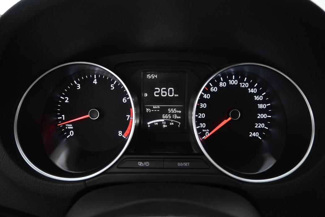 VOLKSWAGEN Polo 2015