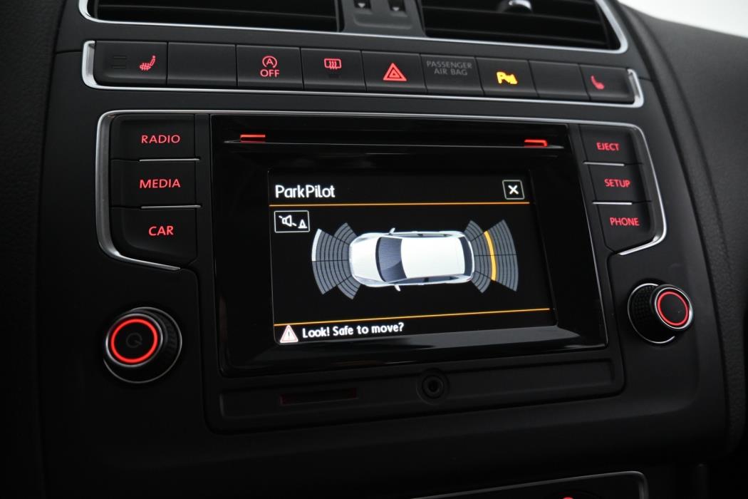 VOLKSWAGEN Polo 2015