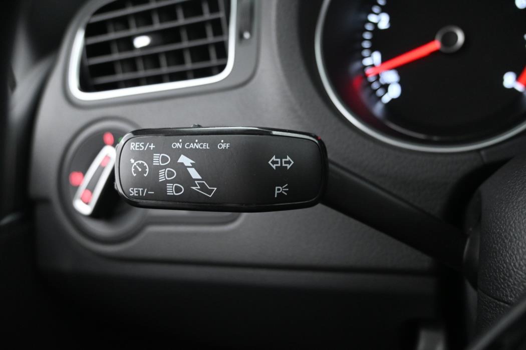 VOLKSWAGEN Polo 2015