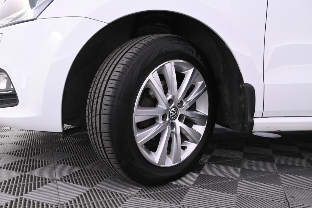 VOLKSWAGEN Polo 2015