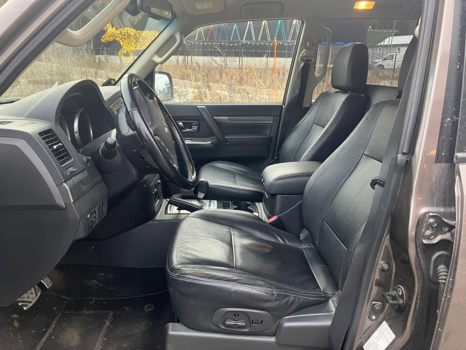 MITSUBISHI Pajero 2015