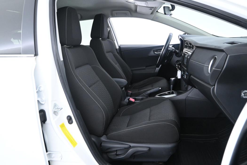 TOYOTA Auris 2015