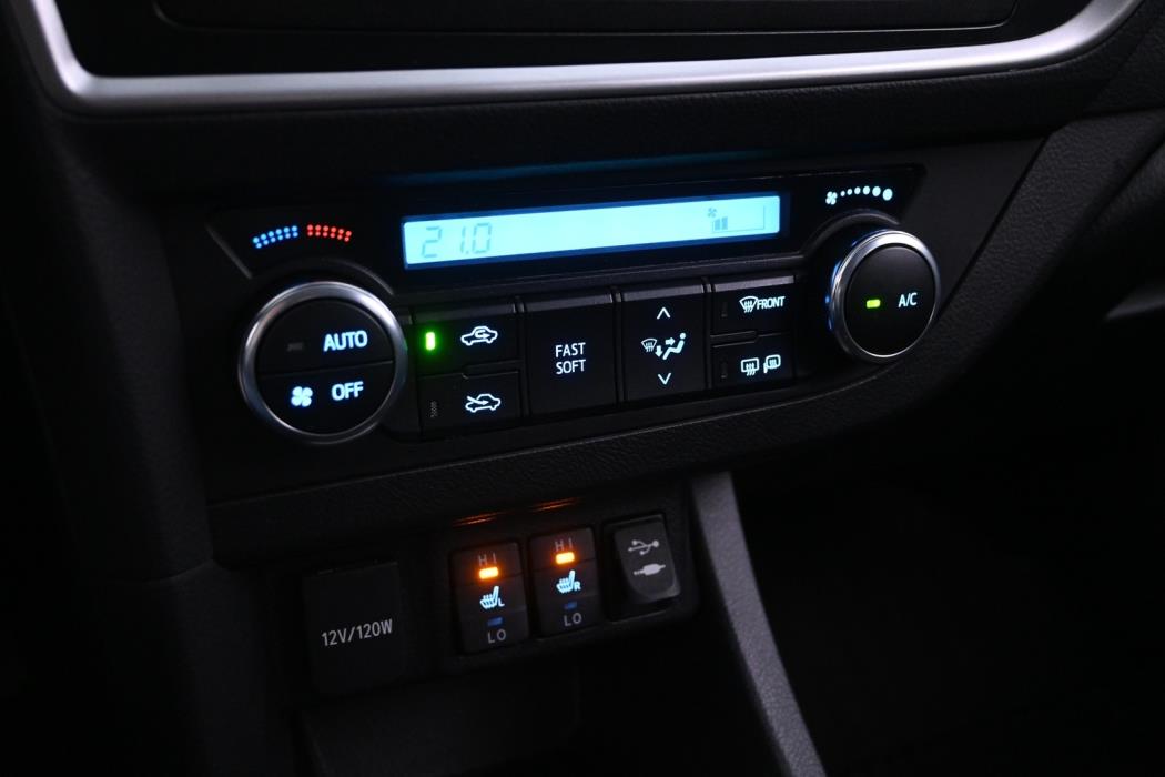 TOYOTA Auris 2015