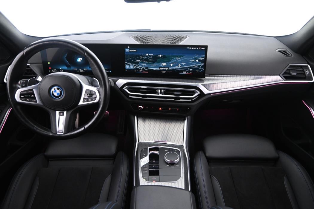 BMW 330 2023