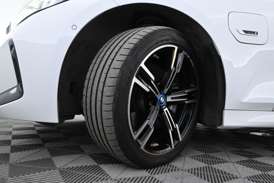 BMW 330 2023
