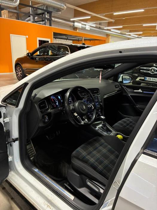 VOLKSWAGEN Golf 2014